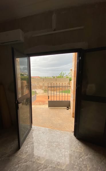 Boutique Sanitaire Avec Terrasse à Louer