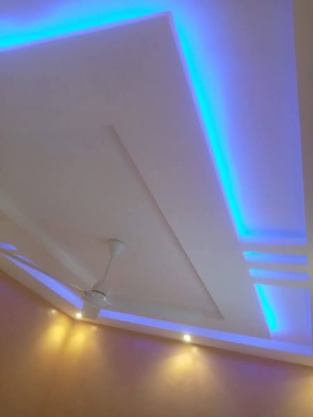 Chambre salon sanitaire propre avec couloir