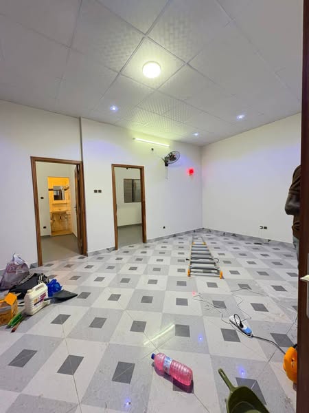 Entrée Personnelle Avec Garage Et Chambres