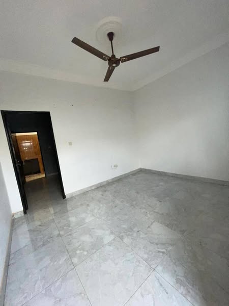Chambre salon sanitaire disponible