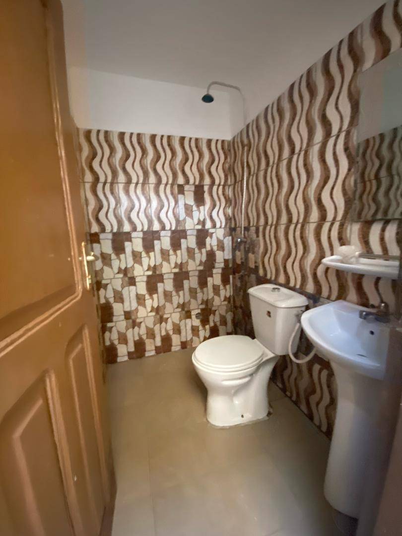 Une chambre salon à louer à Zopah