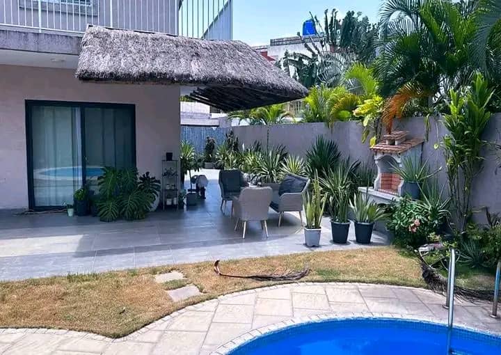 Villa duplex de luxe à vendre avec jardin et piscine