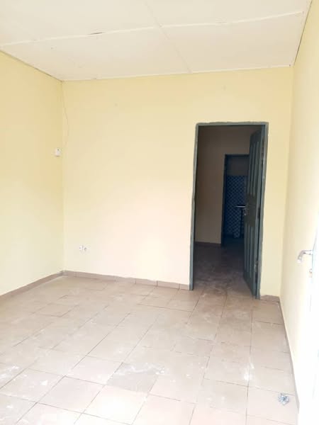 Maison propre et carrelée disponible