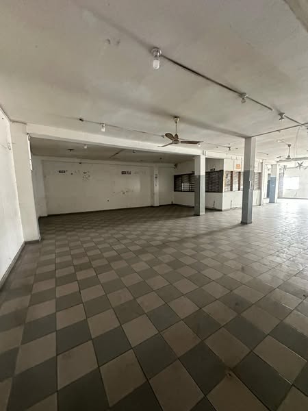Grande Boutique avec Bureau et Stockage