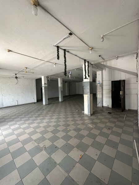 Grande Boutique avec Bureau et Stockage