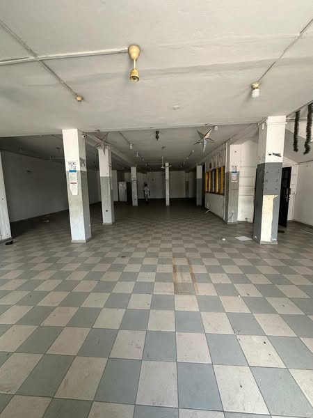 Grande Boutique avec Bureau et Stockage
