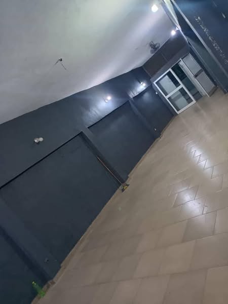 Grande Boutique Dallée avec Douche Interne