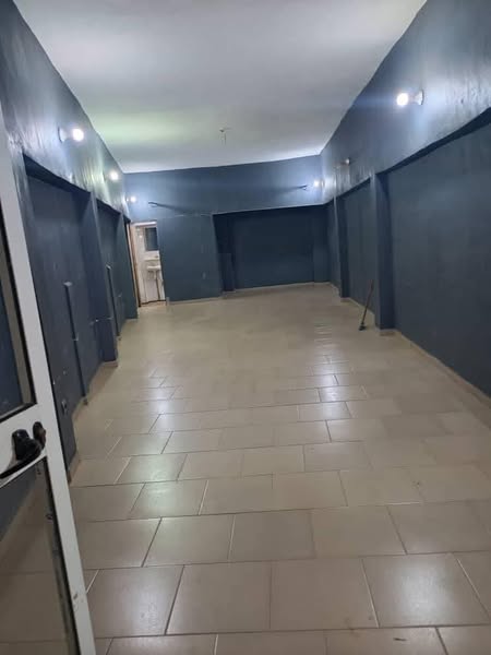 Grande Boutique Dallée avec Douche Interne