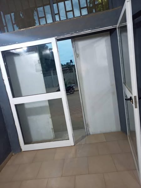 Grande Boutique Dallée avec Douche Interne