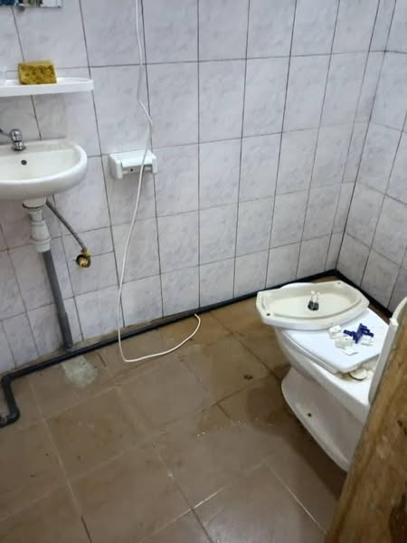 Grande Boutique Dallée avec Douche Interne