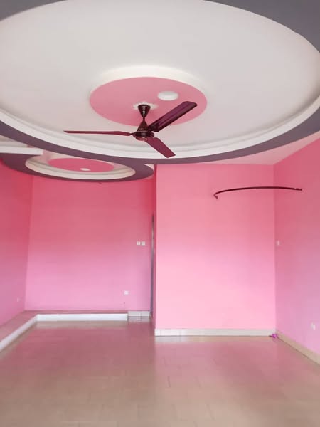 Boutique Staffée Sanitaire à Louer