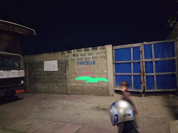 Parcelle clôturée avec permis d'habitation