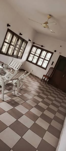 Maison Spacieuse avec Boutique Intégrée Disponible