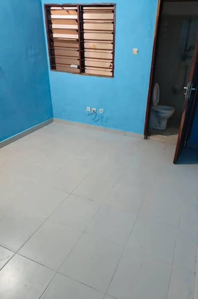 2 CH SALON SANITAIRE, DALLÉ AVEC CORNICHE, AVEC 2 DOUCHES
