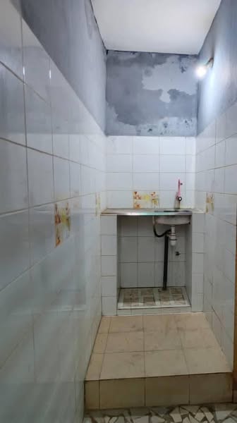 2 CH SALON SANITAIRE, DALLÉ AVEC CORNICHE, AVEC 2 DOUCHES