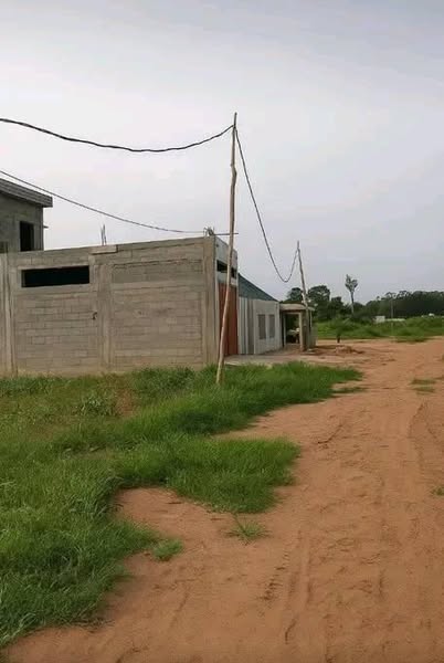 Terrain Habitable Avec Électricité Et Eau