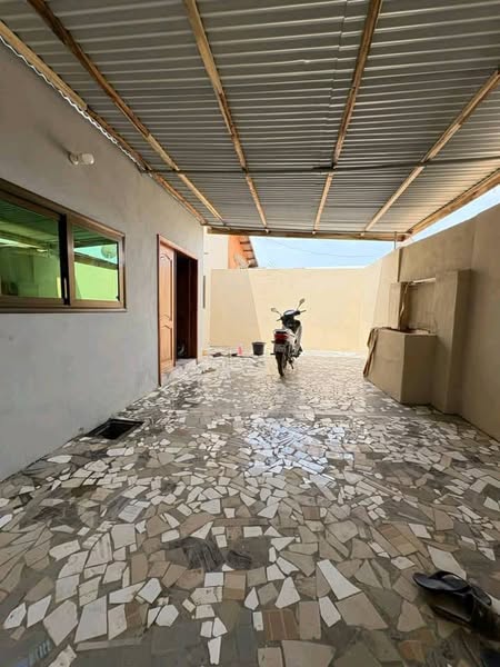 Entrée Personnelle avec Garage et Chambres Équipées