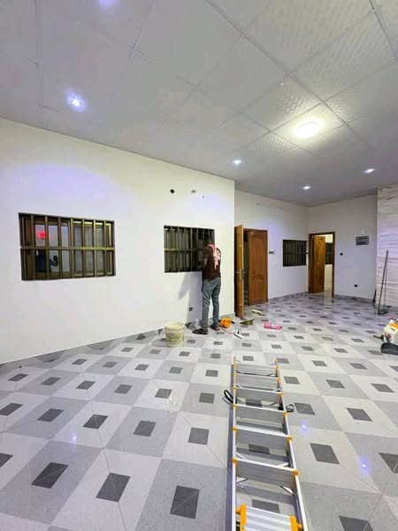 Entrée Personnelle avec Garage et Chambres Équipées