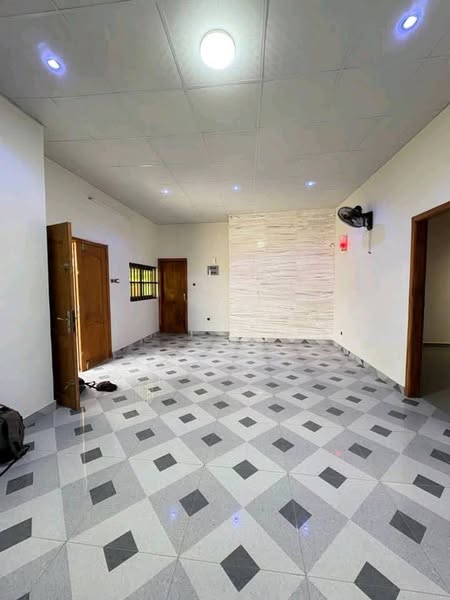 Entrée Personnelle avec Garage et Chambres Équipées
