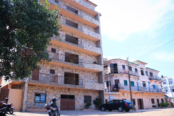 Propriété avec 3 Bâtiments et 90 Chambres