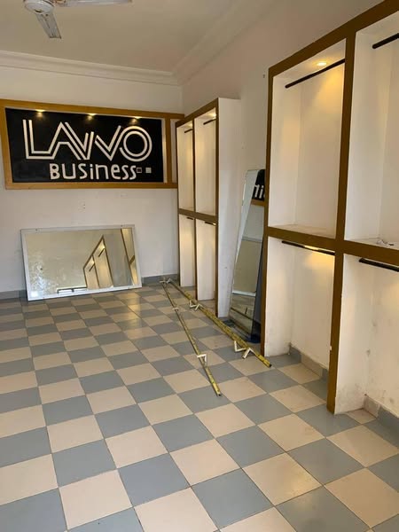 Boutique Vaste Et Propre Pour Toutes Activités