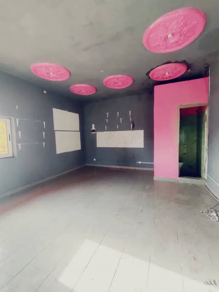 Boutique Sanitaire Dallée à Louer