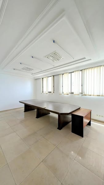 Bureau Spacieux à Louer avec Salle de Réunion