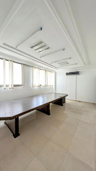Bureau Spacieux à Louer avec Salle de Réunion