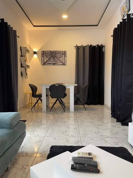 Appartement De 2 Chambres Salon Entièrement Équipé