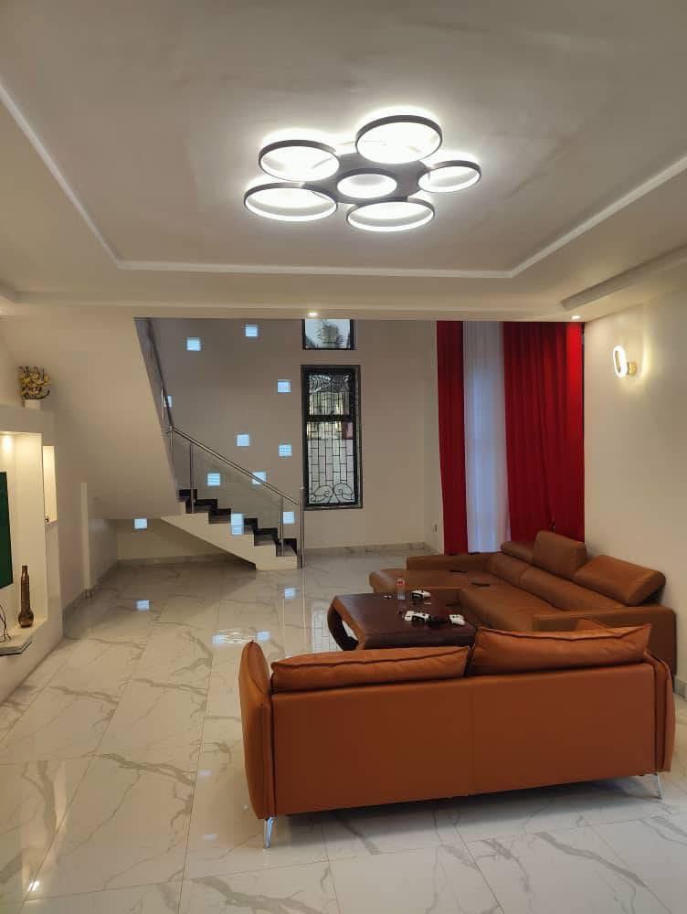 Villa moderne de 5 chambres avec piscine et jardin à vendre