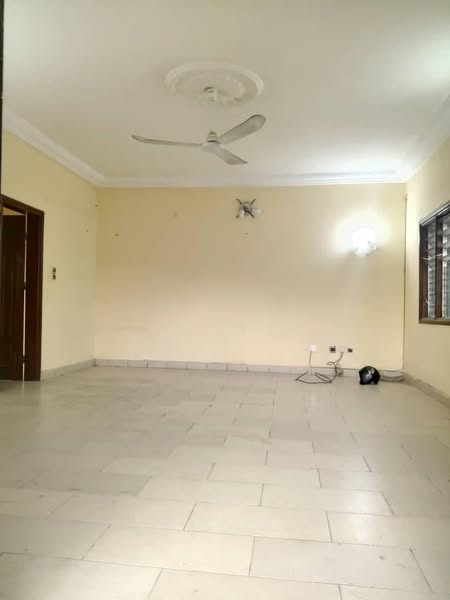 Appartement spacieux avec cour arrière