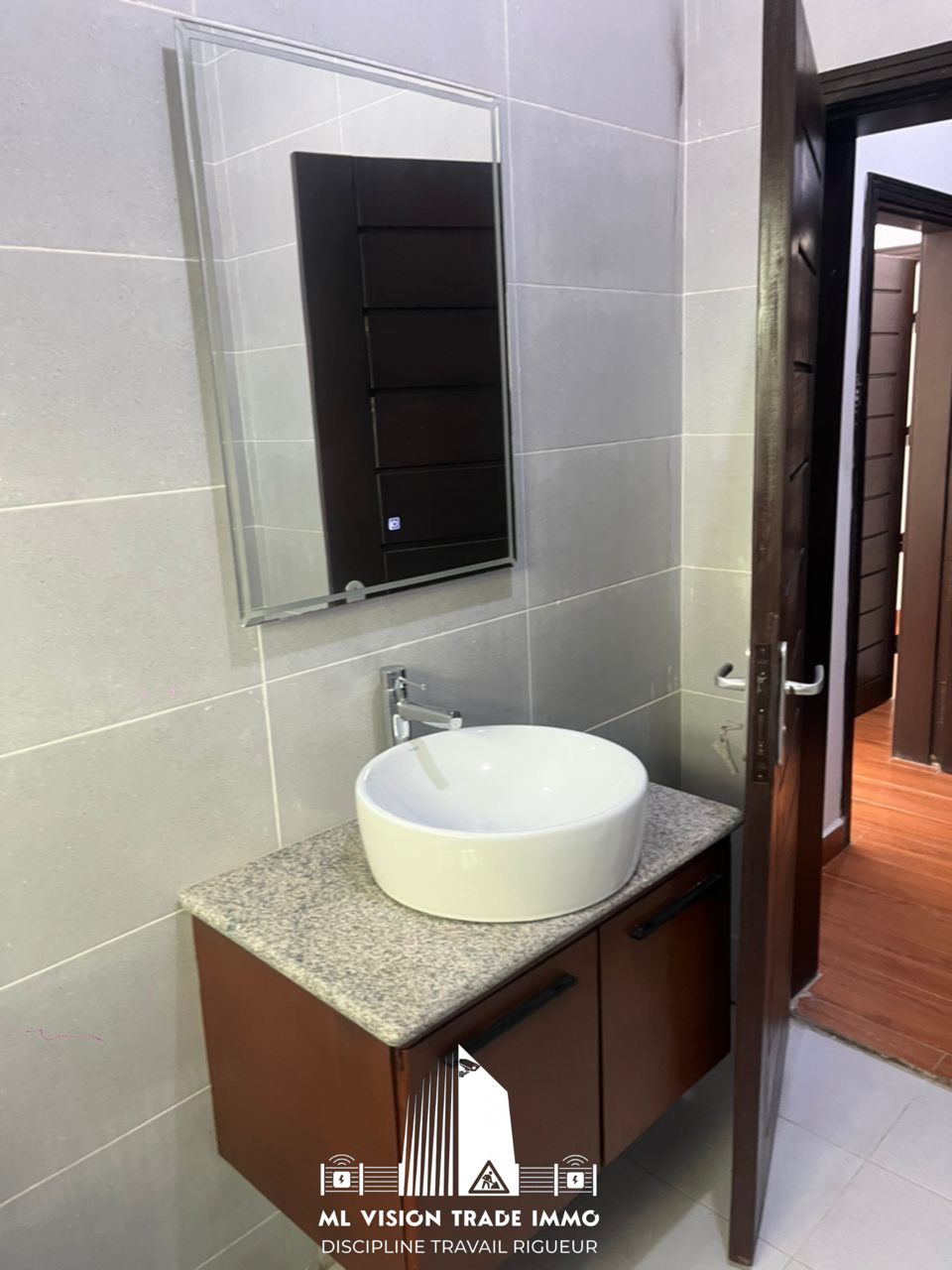 02 chambres salon très vaste au 1er 2ème et 3ème étage 