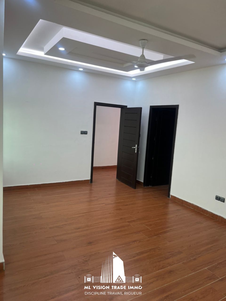 02 chambres salon très vaste au 1er 2ème et 3ème étage 