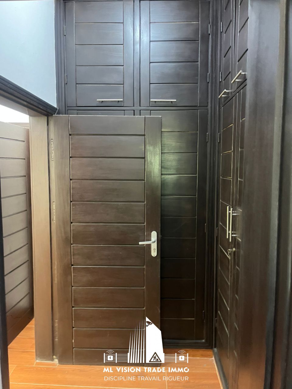 02 chambres salon très vaste au 1er 2ème et 3ème étage 