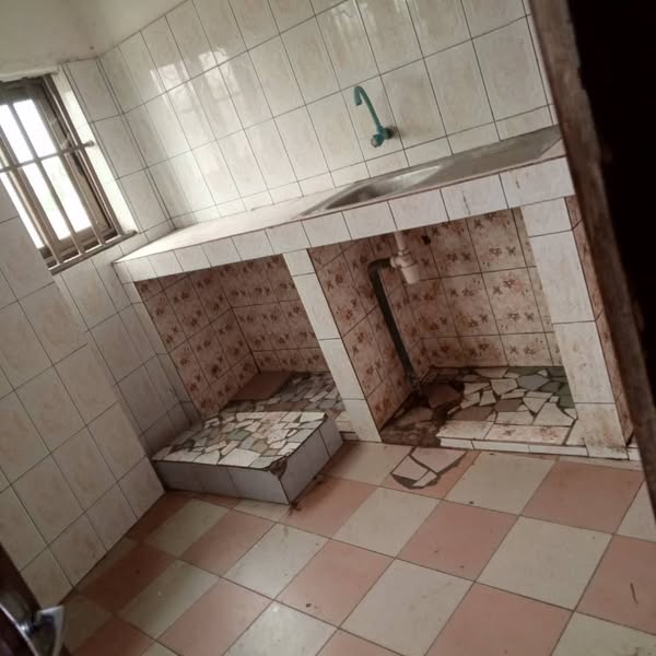 Chambre Sanitaire avec Salon Propre et Douche Séparée