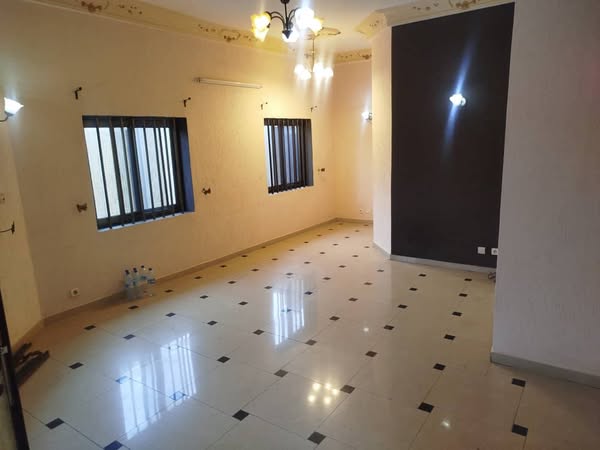 Bel Appartement 3 Chambres Disponible