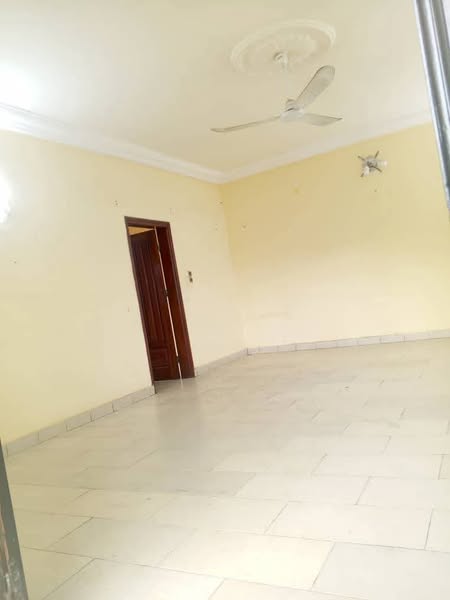 Appartement spacieux avec cour arrière