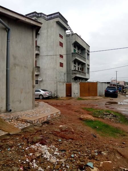 Immeuble R+2 Bien Construit en Angle de Rue