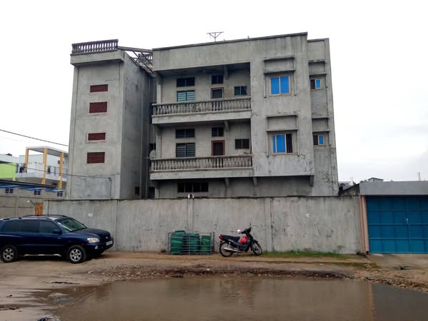 Immeuble R+2 Bien Construit en Angle de Rue