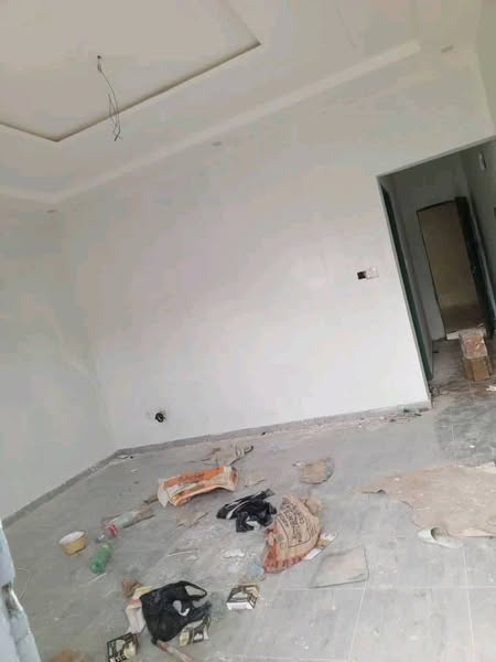 Récente construction d'une chambre salon sanitaire bien vaste