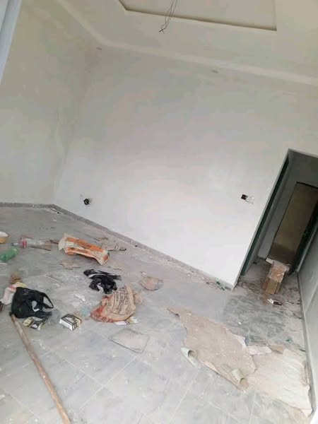 Récente construction d'une chambre salon sanitaire bien vaste