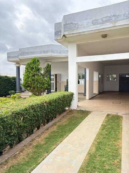 Villa Basique de 4 Pièces à Louer