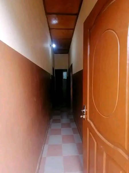 Chambre Salon Sanitaire À Coulouir Avec Deux Portes D'entrée
