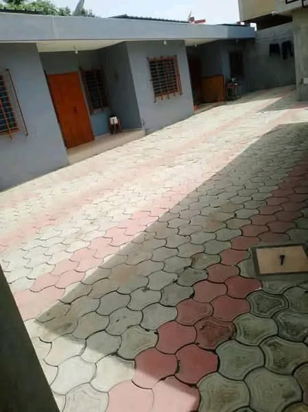 Maison avec 5 Appartements et Titre Foncier Personnel