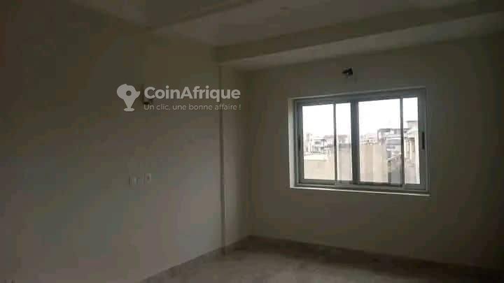 Location bureaux et commerces 200m²