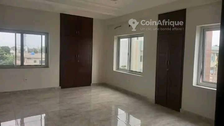 Location bureaux et commerces 200m²