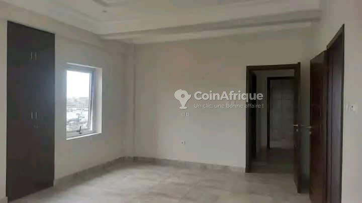 Location bureaux et commerces 200m²