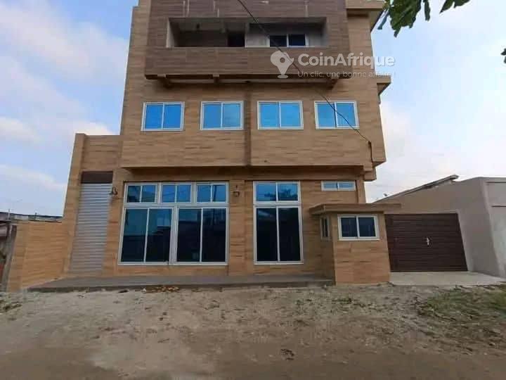 Location bureaux et commerces 200m²