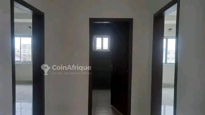 Location bureaux et commerces 200m²