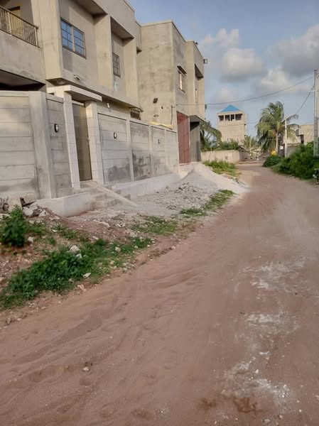 Parcelle Clôturée de 350 m² À Vendre